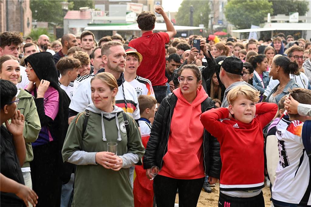 Zahlreiche Dorstener haben das Deutschland-Spiel beim Public Viewing am Platz der Deutschen Einheit verfolgt.