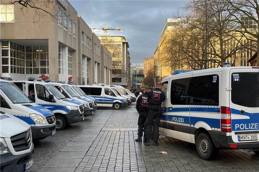 Demos und Fußball: Am 1. Mai steht der Polizei ein Mammut-Einsatz bevor Zahlreiche Einsatzfahrzeuge standen beim Gastspiel von Paris Saint-Germain im Dezember am Hansaplatz.