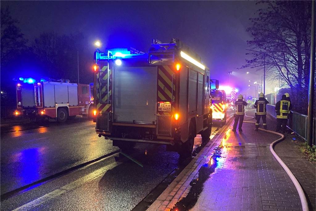 Großbrand in Herten-Süd: Feuerwehr warnt – Rauch zieht bis nach Recklinghausen Zahlreiche Einsatzkräfte und Fahrzeuge der Feuerwehr sind im Gewerbegebiet Herten-Süd eingetroffen.