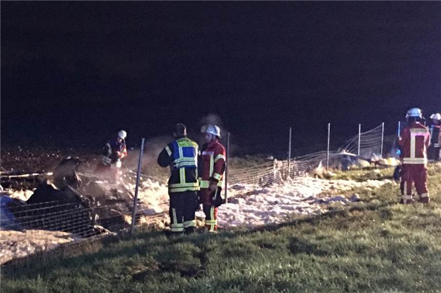 Mit Video: Spektakulärer Unfall im Drogenrausch auf der A 31 zwischen Heek und Legden Zahlreiche Einsatzkräfte vom Löschzug Heek und Ochtrup waren an der Unfallstelle, um diese zu sichern und den brennenden PKW zu löschen.