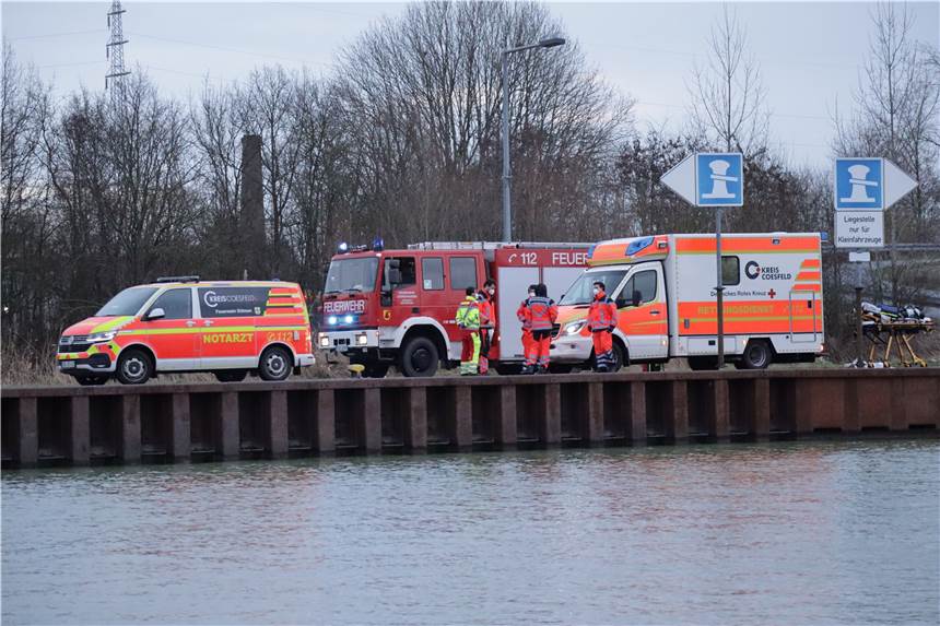 Taucher finden leblose Person im Kanal in Lüdinghausen Zahlreiche Einsatzkräfte von Polizei und Feuerwehr haben am Mittwochmorgen nach einer vermissten Frau gesucht. Sie wurde später leblos aufgefunden.