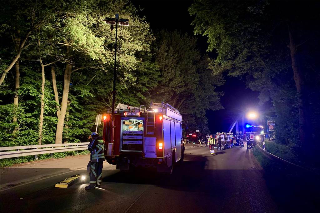 Autofahrer überschlägt sich auf Gahlener Straße und wird schwer verletzt Zahlreiche Einsatzkräfte waren im Einsatz.
