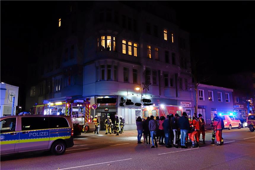 CO-Alarm in einer Shisha-Bar – 16 Verletzte Zahlreiche Einsatzkräfte waren in Bremerhaven vor Ort. Die Polizei hat die Shisha-Bar bis auf weiteres geschlossen.