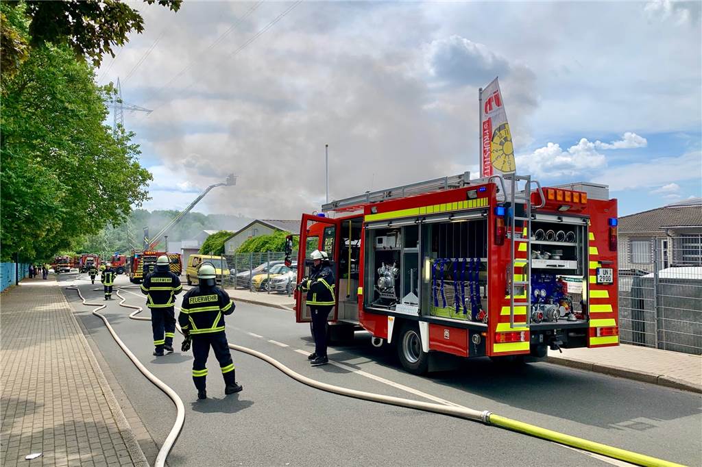 Dunkle Rauchwolken über dem Dortmunder Süden Zahlreiche Einsatzkräfte waren vor Ort.