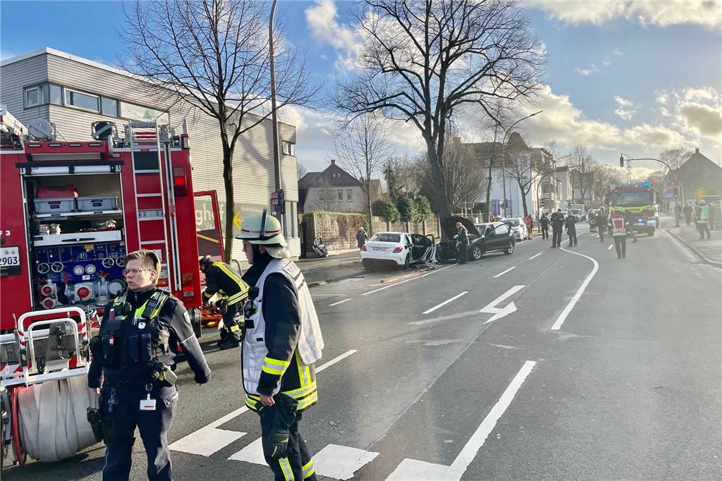 Schwerer Unfall in Aplerbeck: Beifahrer wurde im Auto eingeklemmt Unfall in Aplerbeck