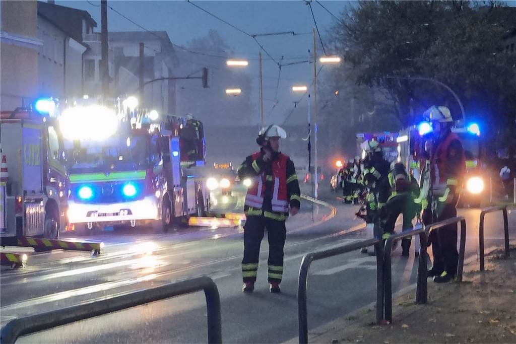Großer Wohnungsbrand in Dortmund: Feuerwehr-Einsatz war „sehr schwierig“ Zahlreiche Einsatzkräfte waren zum Körner Hellweg ausgerückt.
