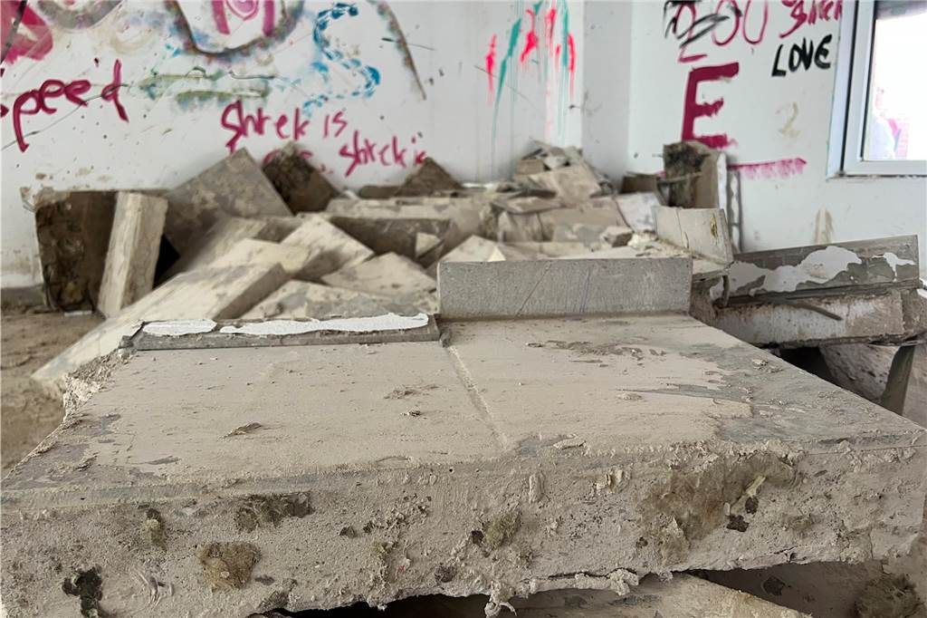 Wulfener Markt: Dagmar Stobbe verrät, wann das Gebäude weg sein soll Zahlreiche Estrichblöcke liegen im Inneren der alten Ladenlokale und Wohnungen.