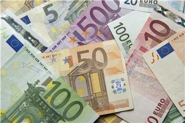 Zahlreiche Euro-Banknoten liegen auf einem Tisch. Foto: Daniel Reinhardt/Archiv