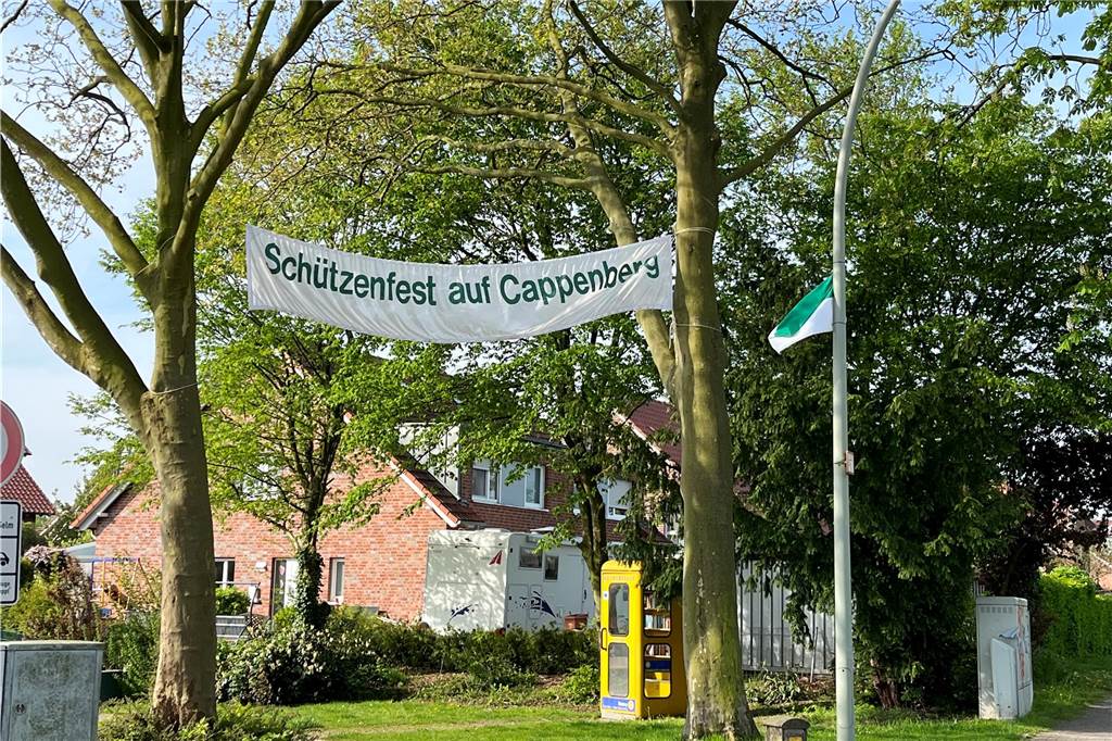 Besonderes Cappenberger Schützenfest nach fünf Jahren: Planung geändert Zahlreiche Fahnen, Wimpel und Banner weisen auf Cappenberg auf das Schützenfest hin.