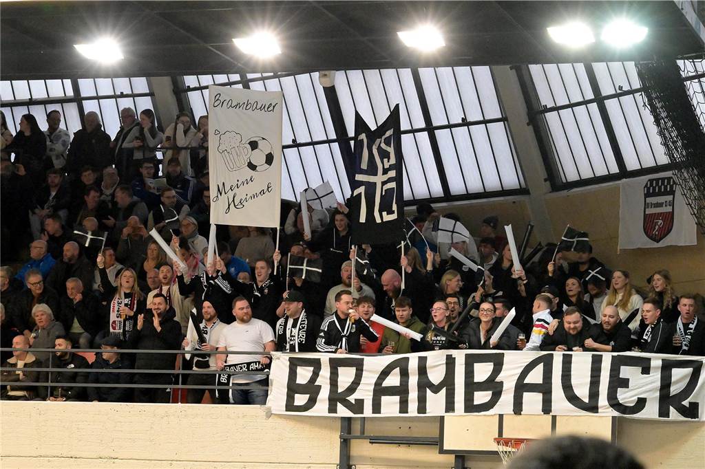 BV Brambauers Führungsspieler Razanica ist nach HSM-Aus sauer: Eine Sache verlieh ihm Gänsehaut Zahlreiche Fans unterstützten am Samstag den BV Brambauer in der Rundsporthalle.