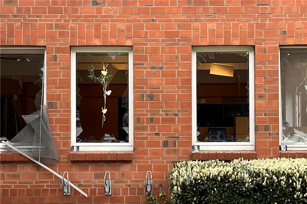 Automatensprengung: Ali Hiziroglu (50) „stand senkrecht im Bett“ Zerstörte Fenster an der Volksbank-Filiale an der Weseler Straße in Schermbeck.