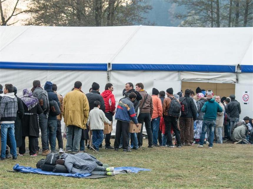 De Maizière will Familiennachzug für Syrer verbieten Zahlreiche Flüchtlinge warten in Hanging an der deutsch-österreichischen Grenze vor einem Zelt. Foto: Armin Weigel