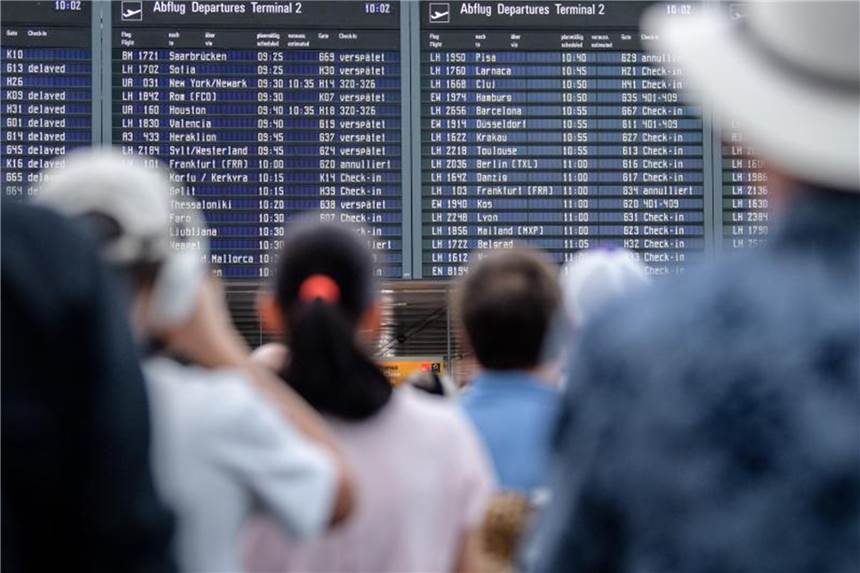 Chaos am Flughafen München: Terminal 2 zeitweise gesperrt Zahlreiche Fluggäste warten in München am Terminal 2 auf ihre Flüge. Foto: Matthias Balk