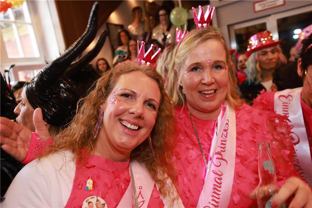 Zahlreiche Frauen sind für Spaß und bester Karnevalslaune zum Sturm auf das Rathaus erschienen. Viele kommen jedes Jahr ins Stadtlohner Rathaus, um zusammen mit den Frauen aus ihren Stammtischen und Freundeskreisen in einheitlichen Kostümen ausgiebig zu feiern.