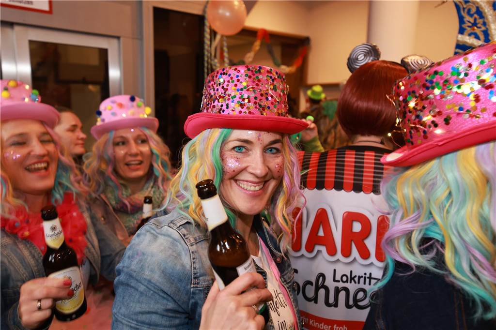 Zahlreiche Frauen sind für Spaß und bester Karnevalslaune zum Sturm auf das Rathaus erschienen. Viele kommen jedes Jahr ins Stadtlohner Rathaus, um zusammen mit den Frauen aus ihren Stammtischen und Freundeskreisen in einheitlichen Kostümen ausgiebig zu feiern.