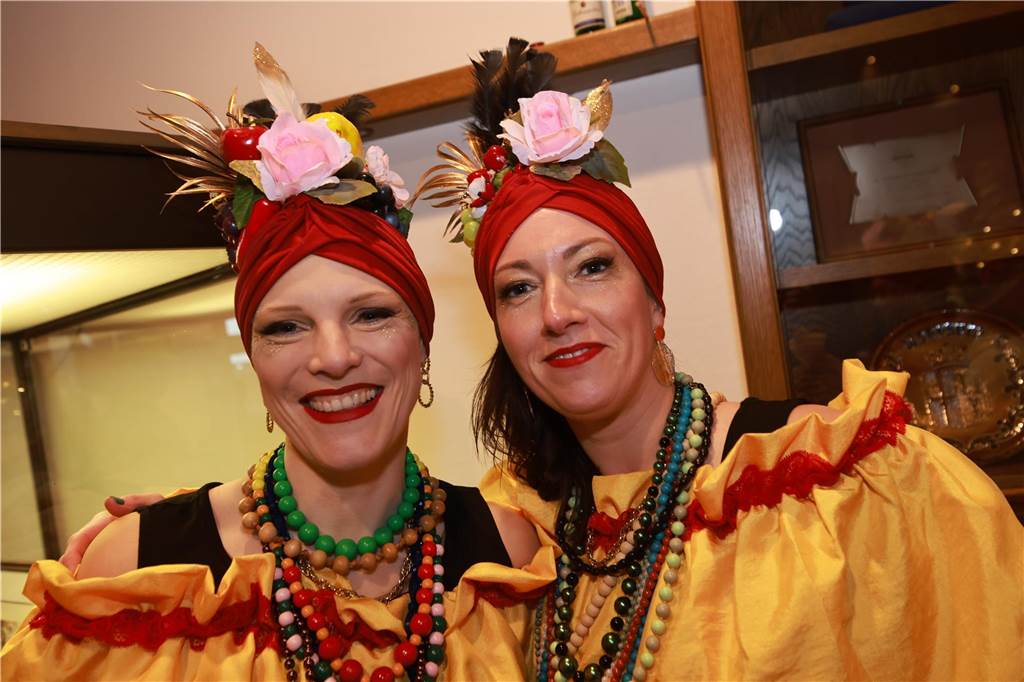 Zahlreiche Frauen sind für Spaß und bester Karnevalslaune zum Sturm auf das Rathaus erschienen. Viele kommen jedes Jahr ins Stadtlohner Rathaus, um zusammen mit den Frauen aus ihren Stammtischen und Freundeskreisen in einheitlichen Kostümen ausgiebig zu feiern.