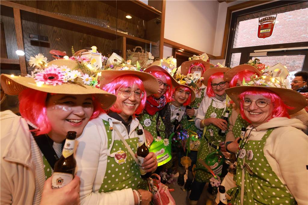 Zahlreiche Frauen sind für Spaß und bester Karnevalslaune zum Sturm auf das Rathaus erschienen. Viele kommen jedes Jahr ins Stadtlohner Rathaus, um zusammen mit den Frauen aus ihren Stammtischen und Freundeskreisen in einheitlichen Kostümen ausgiebig zu feiern.