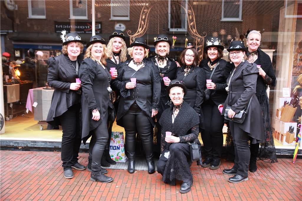 Zahlreiche Frauen sind für Spaß und bester Karnevalslaune zum Sturm auf das Rathaus erschienen. Viele kommen jedes Jahr ins Stadtlohner Rathaus, um zusammen mit den Frauen aus ihren Stammtischen und Freundeskreisen in einheitlichen Kostümen ausgiebig zu feiern.