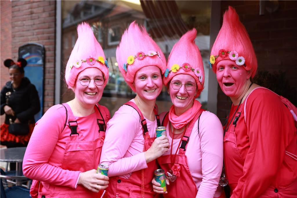Zahlreiche Frauen sind für Spaß und bester Karnevalslaune zum Sturm auf das Rathaus erschienen. Viele kommen jedes Jahr ins Stadtlohner Rathaus, um zusammen mit den Frauen aus ihren Stammtischen und Freundeskreisen in einheitlichen Kostümen ausgiebig zu feiern.