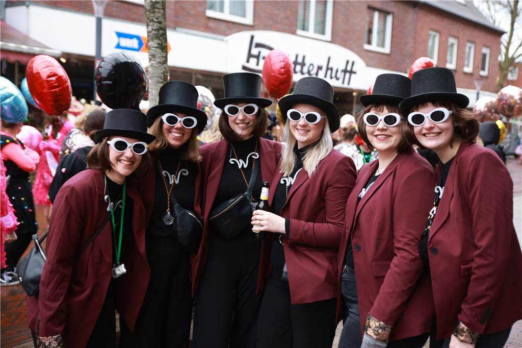Zahlreiche Frauen sind für Spaß und bester Karnevalslaune zum Sturm auf das Rathaus erschienen. Viele kommen jedes Jahr ins Stadtlohner Rathaus, um zusammen mit den Frauen aus ihren Stammtischen und Freundeskreisen in einheitlichen Kostümen ausgiebig zu feiern.