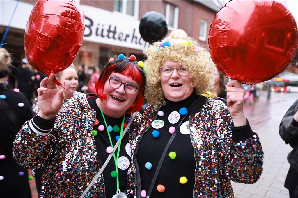 Zahlreiche Frauen sind für Spaß und bester Karnevalslaune zum Sturm auf das Rathaus erschienen. Viele kommen jedes Jahr ins Stadtlohner Rathaus, um zusammen mit den Frauen aus ihren Stammtischen und Freundeskreisen in einheitlichen Kostümen ausgiebig zu feiern.