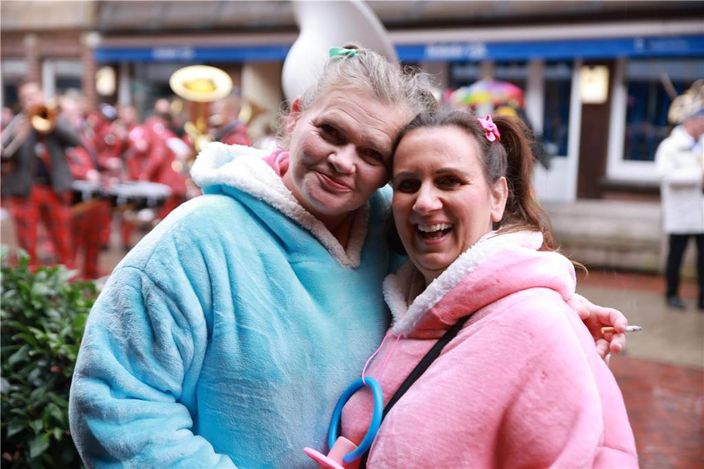 Zahlreiche Frauen sind für Spaß und bester Karnevalslaune zum Sturm auf das Rathaus erschienen. Viele kommen jedes Jahr ins Stadtlohner Rathaus, um zusammen mit den Frauen aus ihren Stammtischen und Freundeskreisen in einheitlichen Kostümen ausgiebig zu feiern.