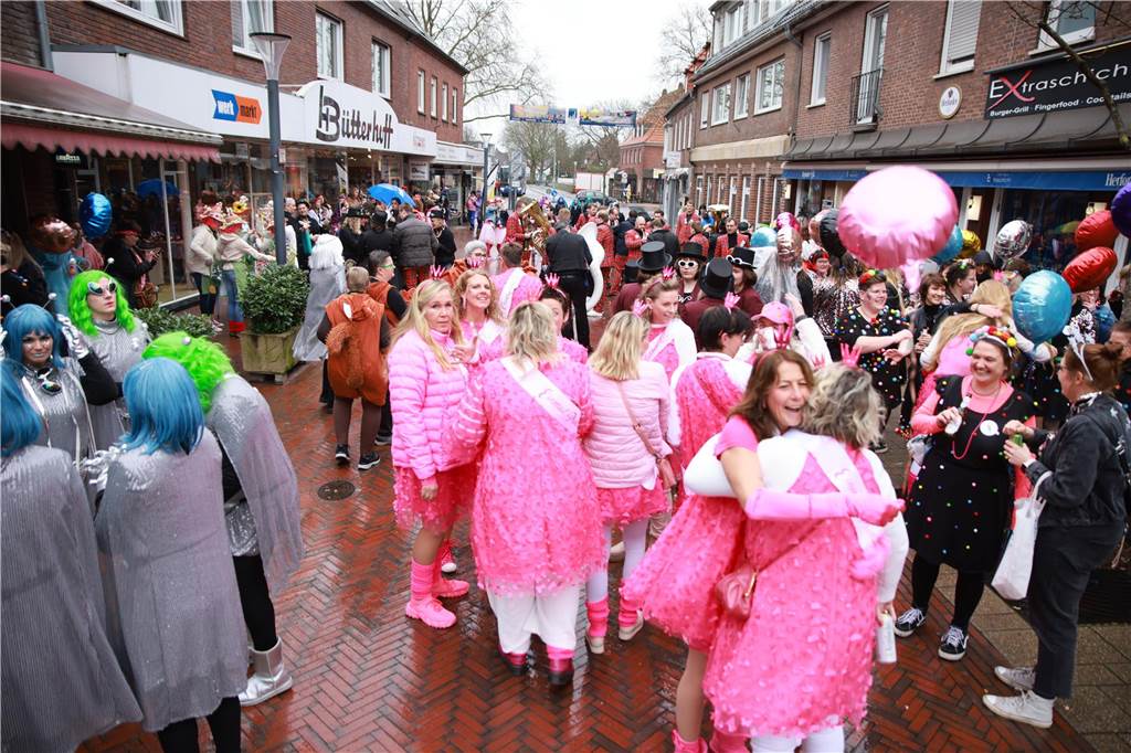 Zahlreiche Frauen sind für Spaß und bester Karnevalslaune zum Sturm auf das Rathaus erschienen. Viele kommen jedes Jahr ins Stadtlohner Rathaus, um zusammen mit den Frauen aus ihren Stammtischen und Freundeskreisen in einheitlichen Kostümen ausgiebig zu feiern.
