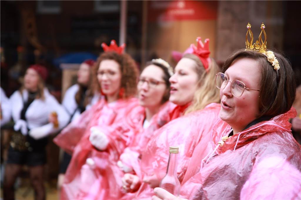 Zahlreiche Frauen sind für Spaß und bester Karnevalslaune zum Sturm auf das Rathaus erschienen. Viele kommen jedes Jahr ins Stadtlohner Rathaus, um zusammen mit den Frauen aus ihren Stammtischen und Freundeskreisen in einheitlichen Kostümen ausgiebig zu feiern.