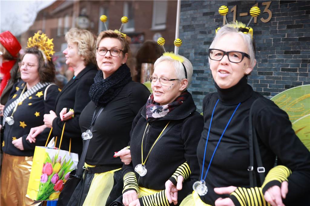 Zahlreiche Frauen sind für Spaß und bester Karnevalslaune zum Sturm auf das Rathaus erschienen. Viele kommen jedes Jahr ins Stadtlohner Rathaus, um zusammen mit den Frauen aus ihren Stammtischen und Freundeskreisen in einheitlichen Kostümen ausgiebig zu feiern.