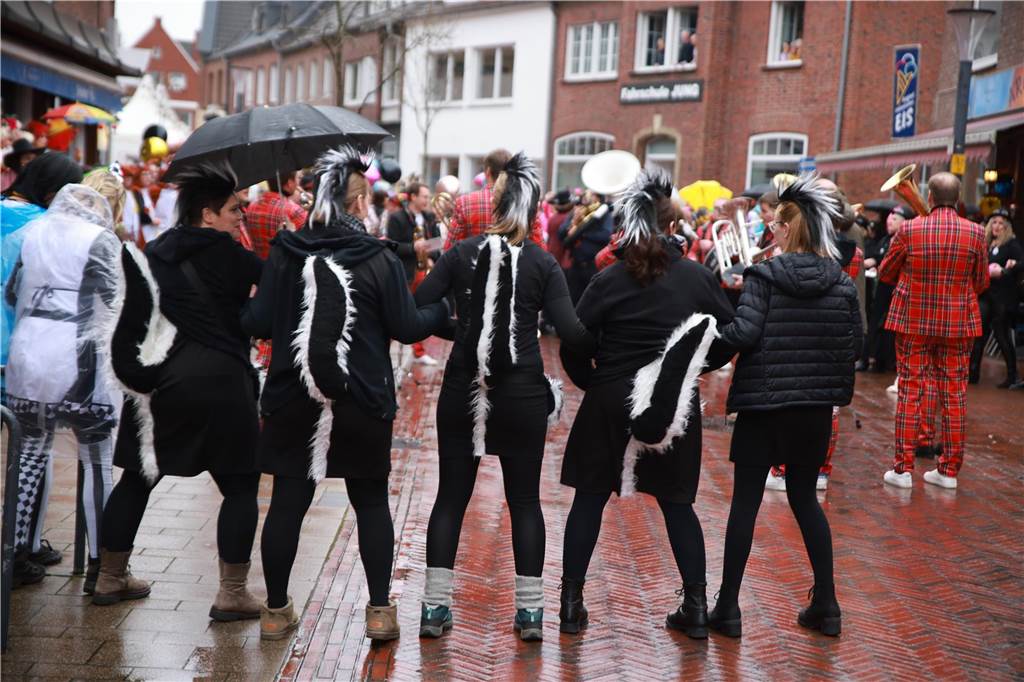 Zahlreiche Frauen sind für Spaß und bester Karnevalslaune zum Sturm auf das Rathaus erschienen. Viele kommen jedes Jahr ins Stadtlohner Rathaus, um zusammen mit den Frauen aus ihren Stammtischen und Freundeskreisen in einheitlichen Kostümen ausgiebig zu feiern.