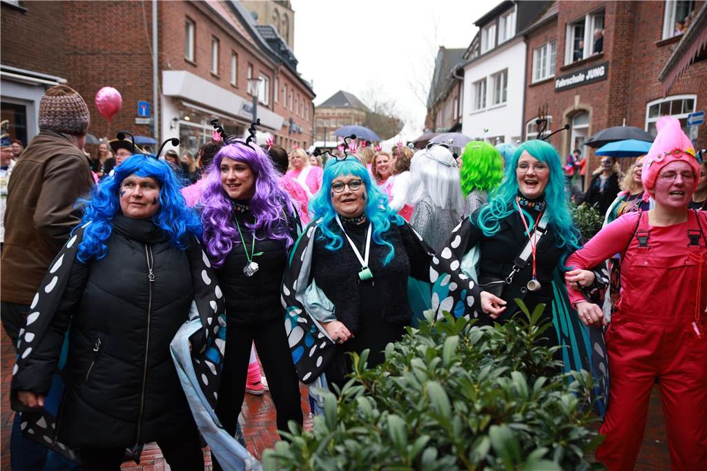 Zahlreiche Frauen sind für Spaß und bester Karnevalslaune zum Sturm auf das Rathaus erschienen. Viele kommen jedes Jahr ins Stadtlohner Rathaus, um zusammen mit den Frauen aus ihren Stammtischen und Freundeskreisen in einheitlichen Kostümen ausgiebig zu feiern.