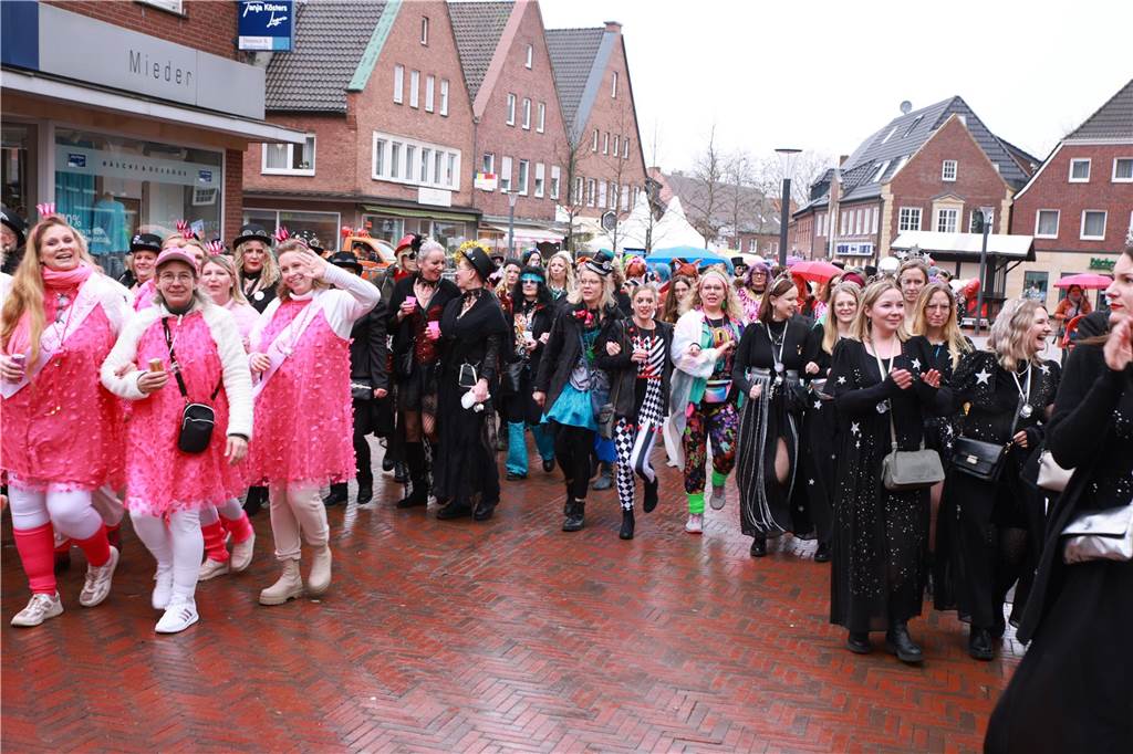 Zahlreiche Frauen sind für Spaß und bester Karnevalslaune zum Sturm auf das Rathaus erschienen. Viele kommen jedes Jahr ins Stadtlohner Rathaus, um zusammen mit den Frauen aus ihren Stammtischen und Freundeskreisen in einheitlichen Kostümen ausgiebig zu feiern.