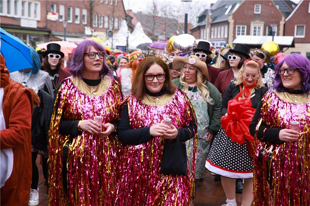 Zahlreiche Frauen sind für Spaß und bester Karnevalslaune zum Sturm auf das Rathaus erschienen. Viele kommen jedes Jahr ins Stadtlohner Rathaus, um zusammen mit den Frauen aus ihren Stammtischen und Freundeskreisen in einheitlichen Kostümen ausgiebig zu feiern.