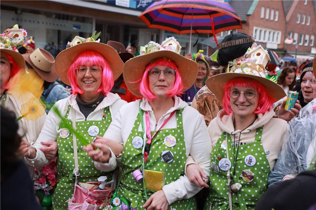 Zahlreiche Frauen sind für Spaß und bester Karnevalslaune zum Sturm auf das Rathaus erschienen. Viele kommen jedes Jahr ins Stadtlohner Rathaus, um zusammen mit den Frauen aus ihren Stammtischen und Freundeskreisen in einheitlichen Kostümen ausgiebig zu feiern.