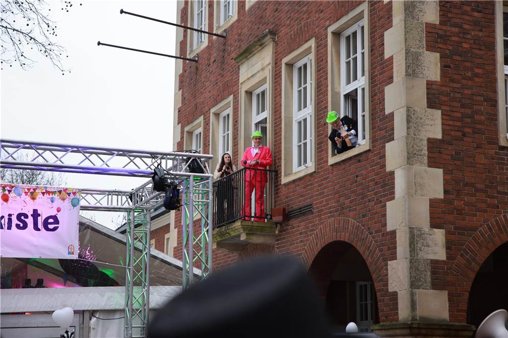 Zahlreiche Frauen sind für Spaß und bester Karnevalslaune zum Sturm auf das Rathaus erschienen. Viele kommen jedes Jahr ins Stadtlohner Rathaus, um zusammen mit den Frauen aus ihren Stammtischen und Freundeskreisen in einheitlichen Kostümen ausgiebig zu feiern.