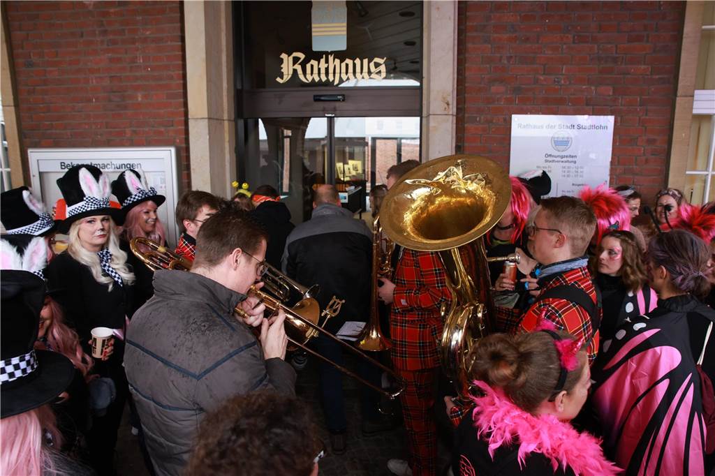 Zahlreiche Frauen sind für Spaß und bester Karnevalslaune zum Sturm auf das Rathaus erschienen. Viele kommen jedes Jahr ins Stadtlohner Rathaus, um zusammen mit den Frauen aus ihren Stammtischen und Freundeskreisen in einheitlichen Kostümen ausgiebig zu feiern.