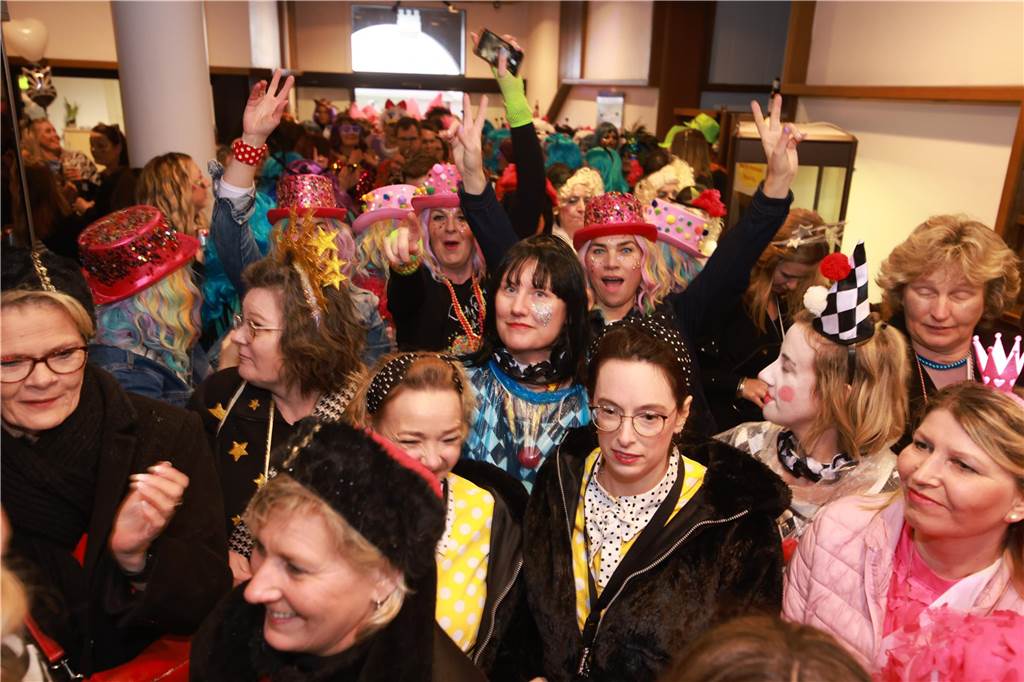 Zahlreiche Frauen sind für Spaß und bester Karnevalslaune zum Sturm auf das Rathaus erschienen. Viele kommen jedes Jahr ins Stadtlohner Rathaus, um zusammen mit den Frauen aus ihren Stammtischen und Freundeskreisen in einheitlichen Kostümen ausgiebig zu feiern.