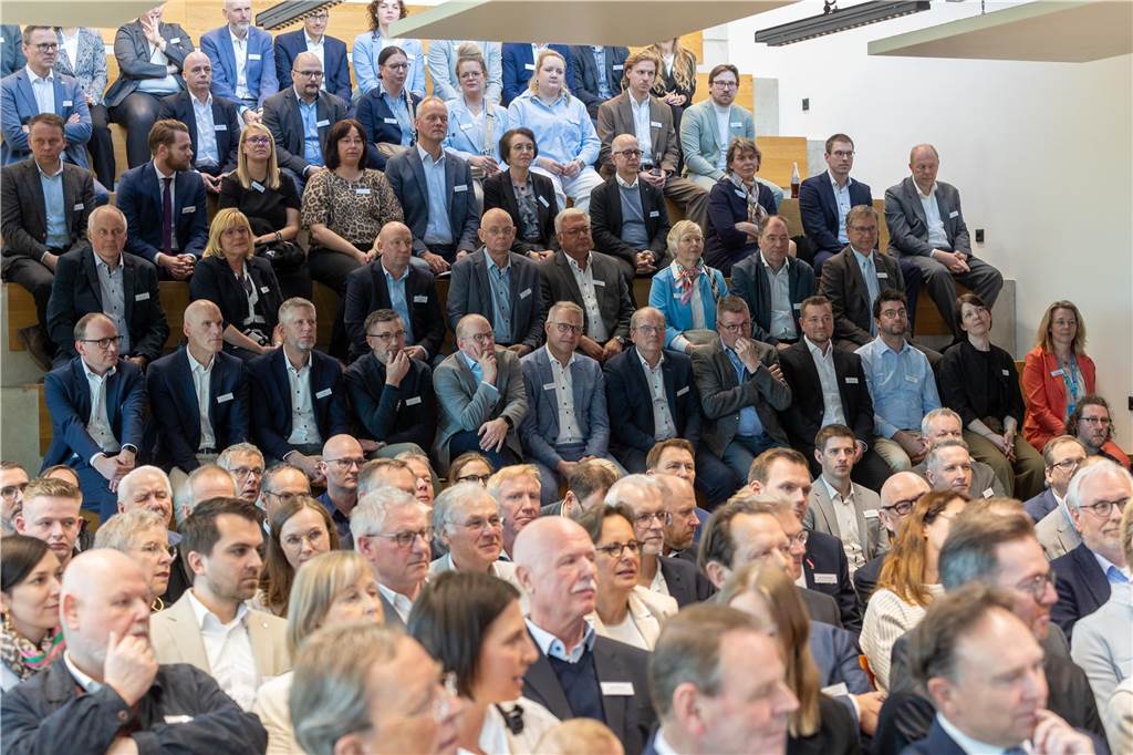 Zahlreiche Gäste nahmen an der Verleihung zum Unternehmer des Jahres 2024 bei Kemper in Vreden teil.