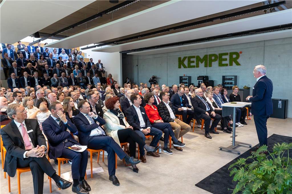 Zahlreiche Gäste nahmen an der Verleihung zum Unternehmer des Jahres 2024 bei Kemper in Vreden teil.