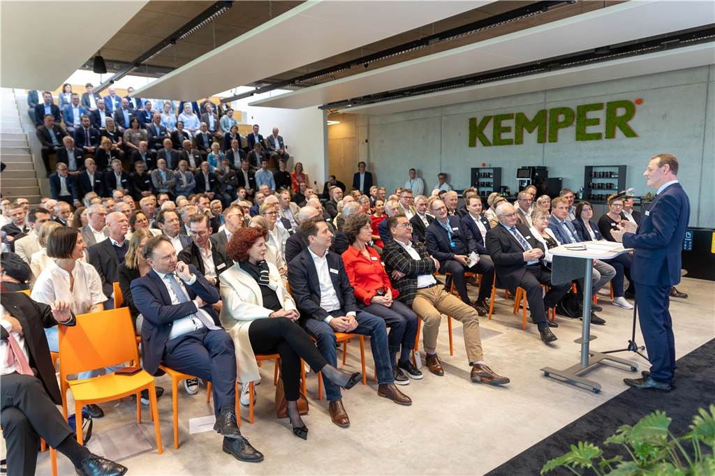 Zahlreiche Gäste nahmen an der Verleihung zum Unternehmer des Jahres 2024 bei Kemper in Vreden teil.