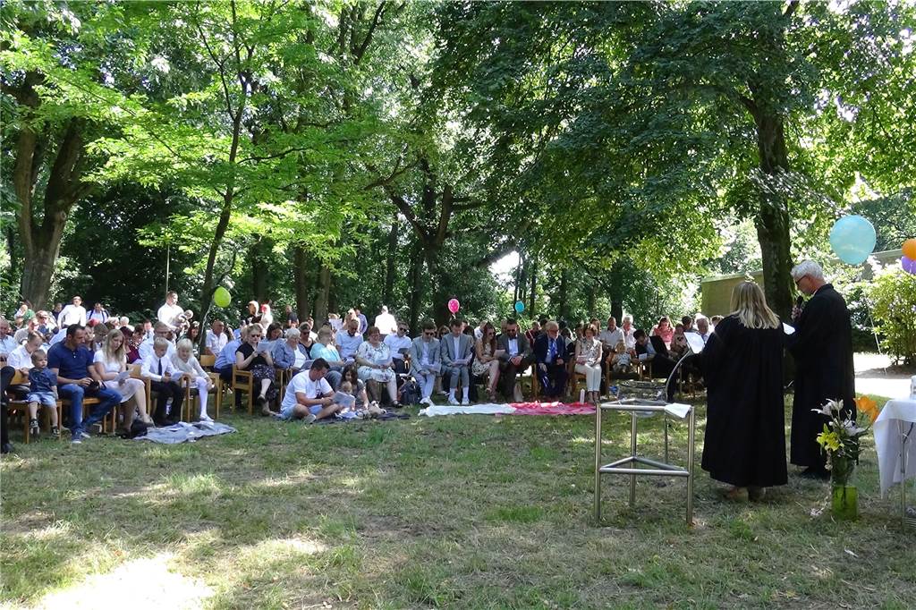 Aus ganz Europa angereist: Erstes Open-Air-Tauffest in Dorsten Menschen auf einer Wiese.