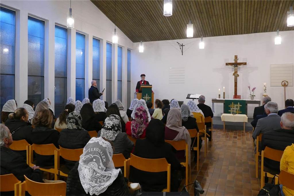 Assyrische Kirche St. Georgis in Vreden feierlich eröffnet viele Gäste bei einer Rede des Bischofs