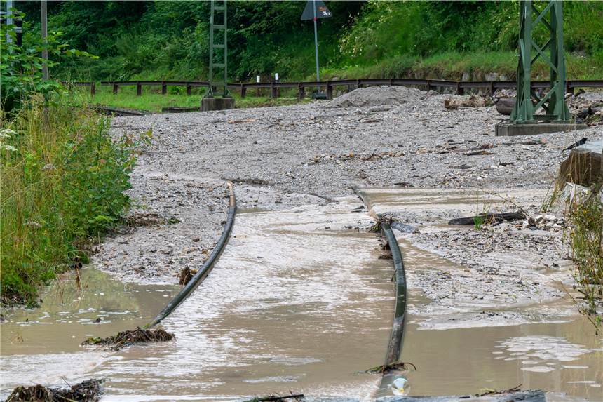 Nach der Flutkatastrophe viele Bahnstrecken zerstört - Fernverkehr wieder ohne Einschränkungen Zahlreiche Gleise in NRW müssen nach der Unwetterkatastrophe repariert und wiederaufgebaut werden.