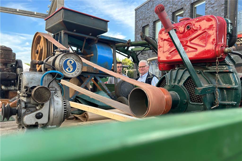 Herbstfest: Hans Schuster erklärt den gestiegenen Besucherandrang Zahlreiche historische Maschinen aus der Landwirtschaft waren am Sonntag auf dem Platz der Deutschen Einheit aufgebaut.