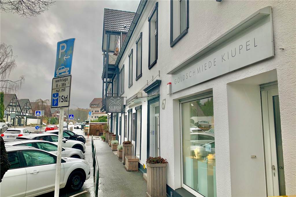 Umstrittener Rewe schließt Versorgungslücke: Politik fühlt sich übergangen Zahlreiche kleinere Geschäfte säumen die Kirchhörder Straße in Lücklemberg.