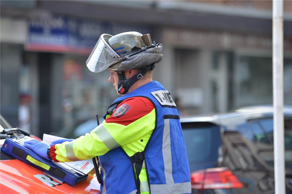 Einsatzkräfte und Einsatzfahrzeuge auf der Rahmer Straße in Dortmund-Kirchlinde.