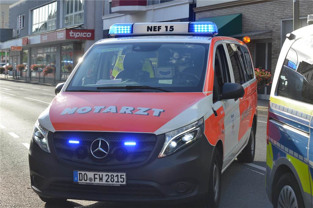 Einsatzkräfte und Einsatzfahrzeuge auf der Rahmer Straße in Dortmund-Kirchlinde.