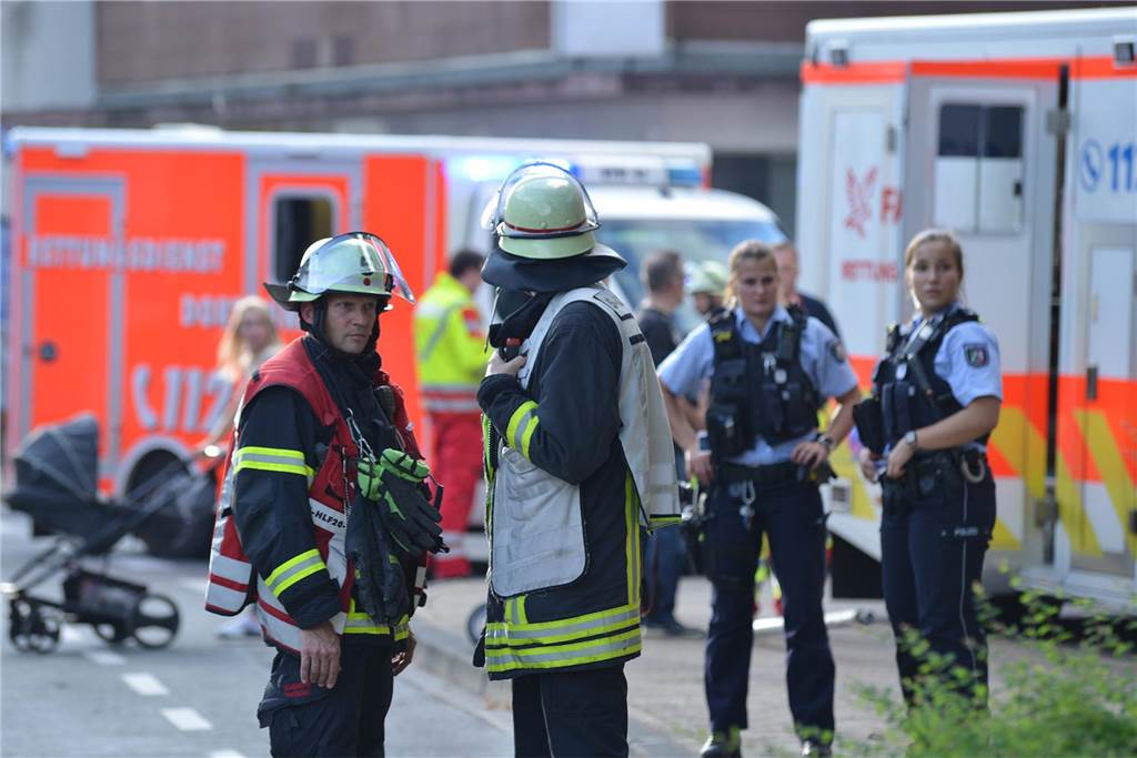 Einsatzkräfte und Einsatzfahrzeuge auf der Rahmer Straße in Dortmund-Kirchlinde.