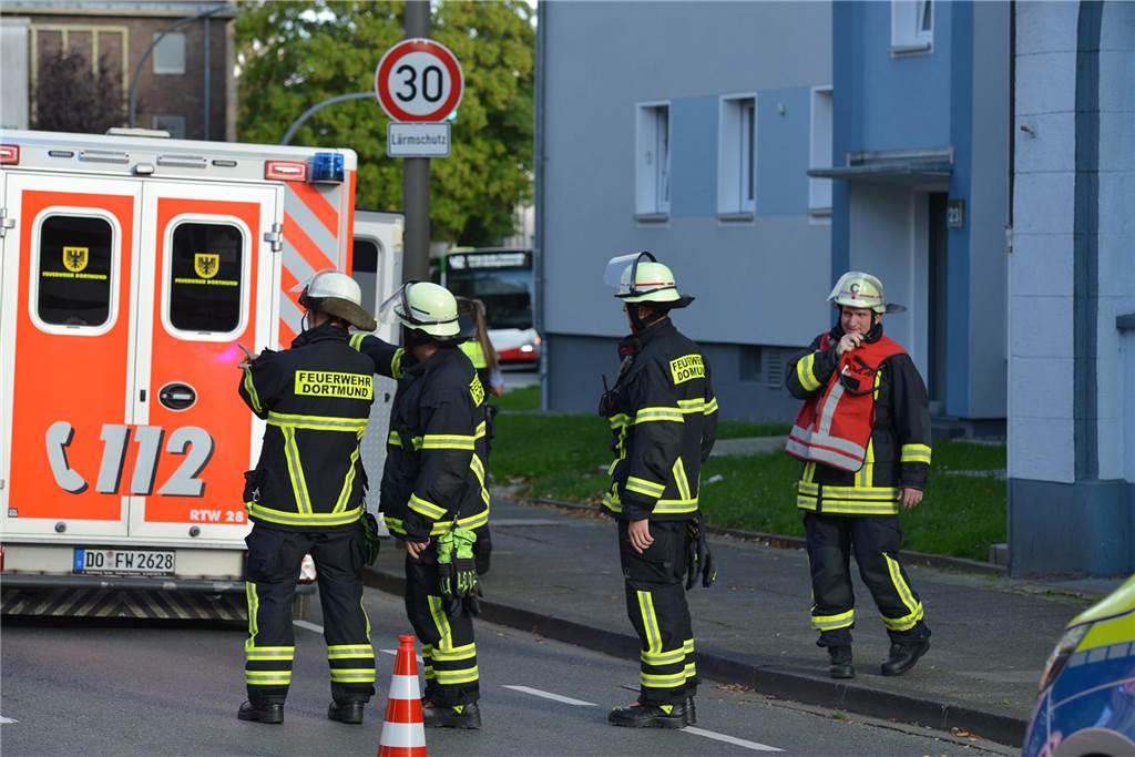 Einsatzkräfte und Einsatzfahrzeuge auf der Rahmer Straße in Dortmund-Kirchlinde.