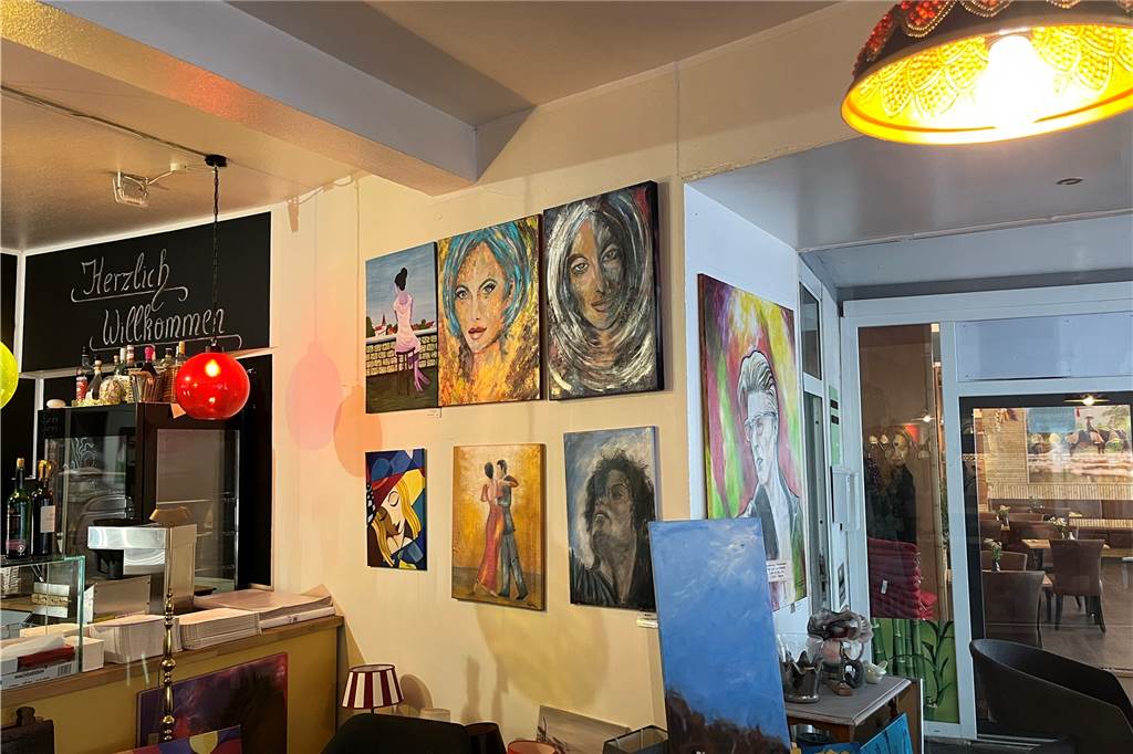 Kunst-Café Lünen schließt bald – aber nicht vollständig Zahlreiche Kunstwerke hängen im Kunst-Café in Lünen an den Wänden.